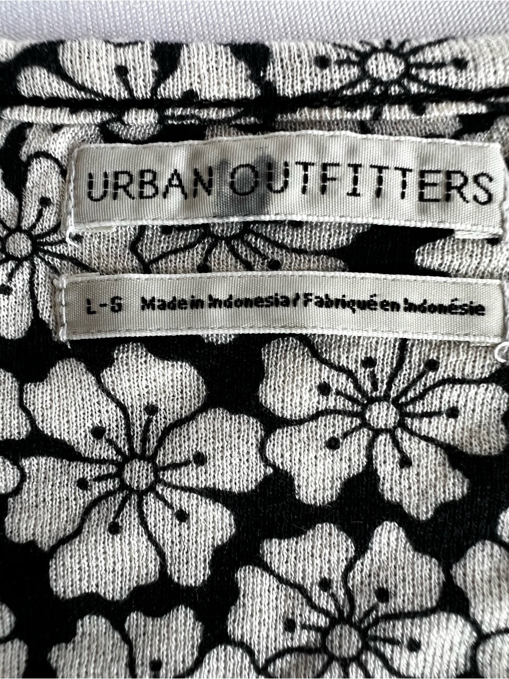 URBAN OUTFITTERS BLACK & WHITE FLORAL SMOCKED CROP TOP.  LARGE.  VISCOSE - Picture 4 of 7